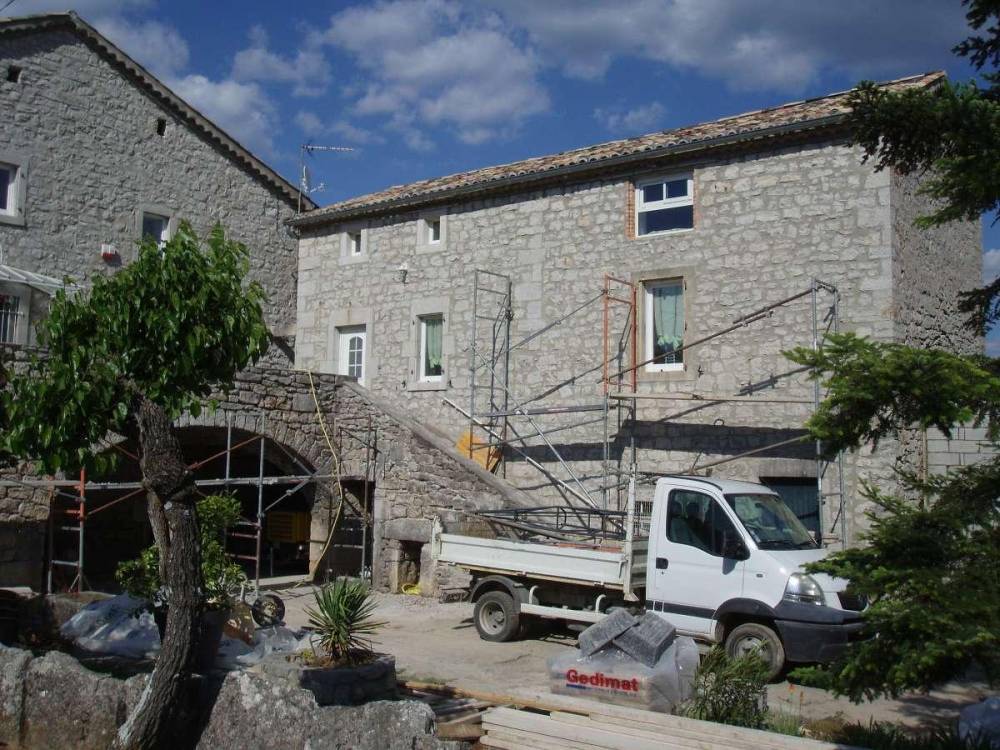 Jointoiement-pierres-de-fac╠ºade.jpeg