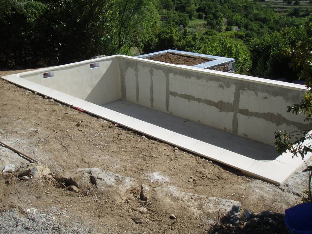Piscine bétonet local technique.JPG