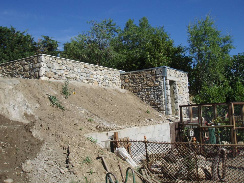 Habillage en pierre piscine et local technique.JPG