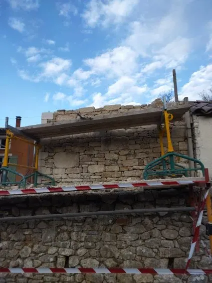 travail-facade-pierre-main.jpg